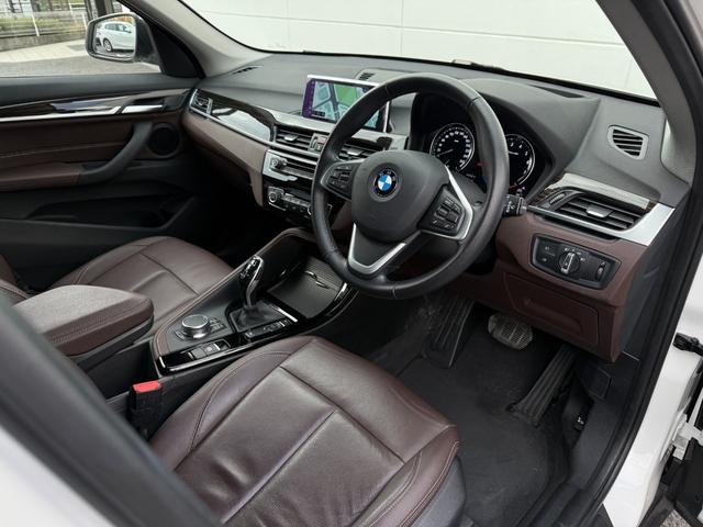Ｘ１ ｘＤｒｉｖｅ　２０ｉ　ｘライン　全国１年保証／車検２年　ダコタレザーモカシート　ハイラインＰＫＧ　コンフォートＰＫＧ　ドライビングアシストプラス　１８ＡＷ　アクティブクルーズコントロール　ＨＵＤ　シートヒータ　電動トランク（5枚目）
