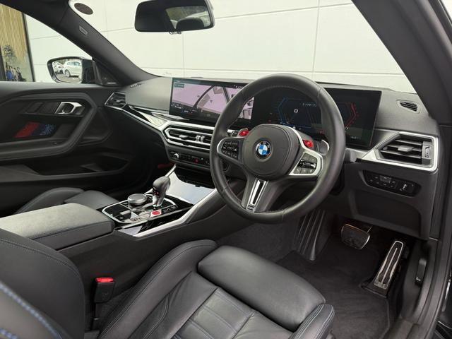 M2 ベースグレード 全国2年保証付 ヴァーネスカレザーブラックシート ハイラインPKG 19/20インチAW ハーマン音響 可変サス 可変バルブ Mspブレーキ ACC HUD HDDナビ AppleCarPlay(5枚目)