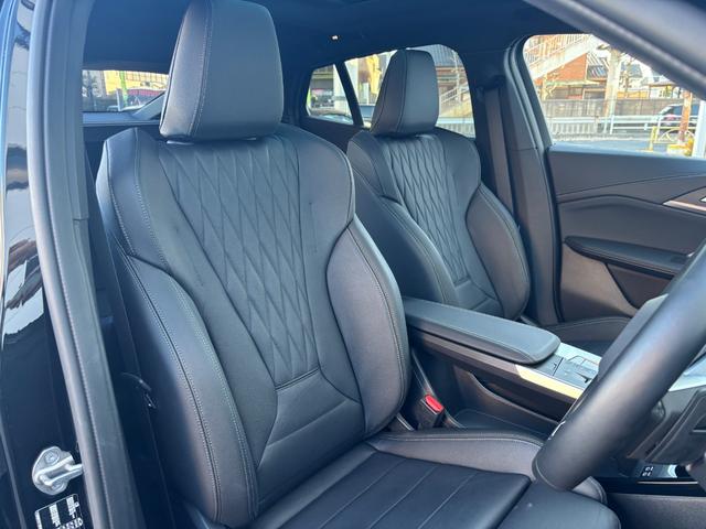 Ｘ２ ｘＤｒｉｖｅ　２０ｉ　Ｍスポーツハイラインパッケージ　ブラックレザーシート・パノラマガラスルーフ・ｈａｒｍａｎ／ｋａｒｄｏｎ・全周囲カメラ・ＡｐｐｌｅＣａｒＰｌａｙ・ヘッドアップディスプレイ・アンビエントライト・シートヒーター・電動トランク・２０ＡＷ（8枚目）