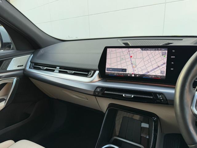 Ｘ２ 　オイスターレザーシート　ｈａｒｍａｎ／ｋａｒｄｏｎ　全周囲カメラ　ＡｐｐｌｅＣａｒＰｌａｙ　ヘッドアップディスプレイ　アンビエントライト　シートヒーター　電動トランク　オプション２０インチＡＷ（26枚目）