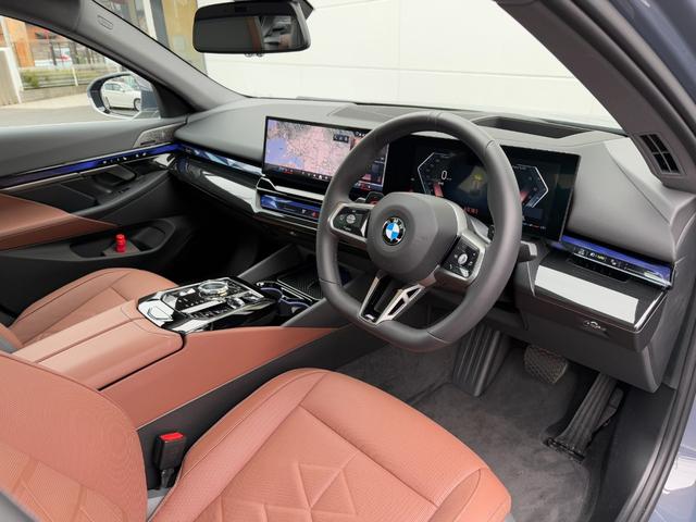 5シリーズ 525Li エクスクルーシブ Mスポーツ 2028年5月まで保証付 弊社元試乗車 スカイラウンジサンルーフ コッパーブラウン/アトラスグレーレザー 20AW Bowers&Wilkinsオーディオ シートヒーター 前席シートベンチレーション(6枚目)