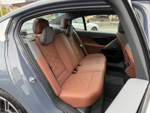 5シリーズ 525Li エクスクルーシブ Mスポーツ 2028年5月まで保証付 弊社元試乗車 スカイラウンジサンルーフ コッパーブラウン/アトラスグレーレザー 20AW Bowers&Wilkinsオーディオ シートヒーター 前席シートベンチレーション(11枚目)