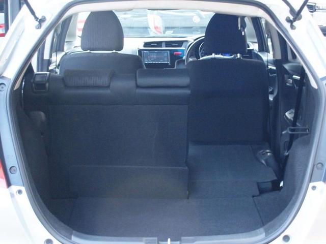 フィット １３Ｇ・Ｆパッケージ　ＢＬＵＥＴＯＯＴＨ付パナソニック製ＳＤナビ　Ｂカメラ　アンテナ分離型ＥＴＣ　スマ－トキ－　運転／助手席ＳＲＳ　分割可倒式リアシート　ＵＶカット／プライバシーガラス　衝突安全ボディー　盗難防止システム（5枚目）