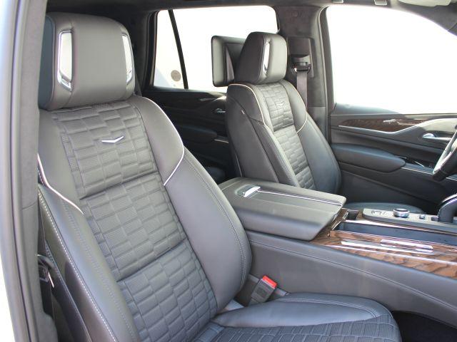 キャデラックエスカレード プラチナム　正規ディーラー車　３８インチＯＬＥＤディスプレイ　熱感応式赤外線センサー　パノラマサンルーフ　後席タッチディスプレイ　レーンキープアシスト　エマージェンシーブレーキシステム（5枚目）