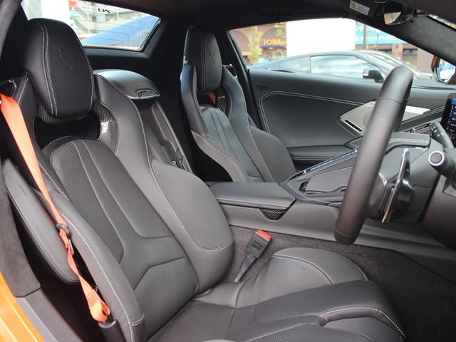 シボレーコルベット コンバーチブル　７０周年記念モデル　フロントリフター　アップルカープレイ・ａｎｄｒｏｉｄオート対応　クラウドストリーミングナビ　ＢＯＳＥサウンドシステム　センターストライプ　シートヒーター・ベンチレーション（4枚目）