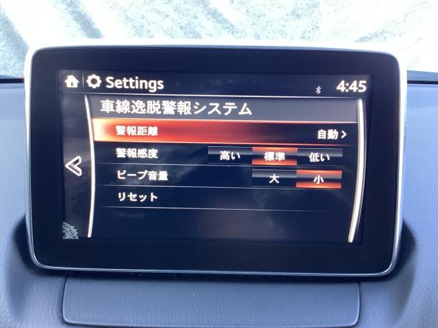 ＬＤＷＳ車線逸脱警報システム搭載。約４５キロ以上での走行時、フロントガラスに設置したカメラで車線を認識し、車両がその線を踏み越える可能性があると判断すると、警報音でドライバーに注意を促します。