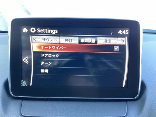 レバーをＡＵＴＯの位置にしているとき、レインセンサーが雨を感知すると、雨量に応じてワイパーが自動で作動してくれるオートワイパーを装備！設定変更で非作動にすると、間欠作動に固定されます。