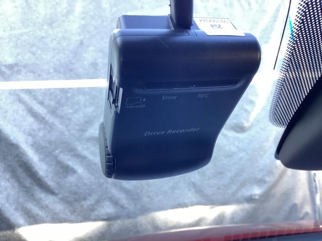 【別途ＳＤカードの購入が必要です。また社外品は保証対象外となります。】運転中の映像・音声などを記録して、交通事故やトラブルが起きた時の正確な状況把握に役立つドライブレコーダーが装着されています。