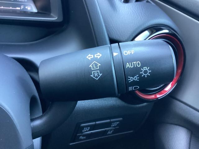 夕暮れ時や連続したトンネルなど、ヘッドライト点・消灯の煩わしさから開放してくれるオートライトが装備されています。