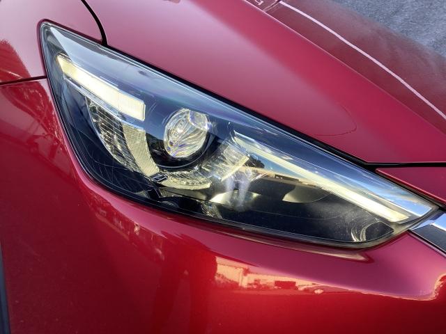 ＬＥＤヘッドライト装備！明るい白色光で夜間走行時の高い視認性を確保し、ＬＥＤならではの省電力化で低燃費にも貢献しています。