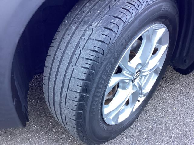 タイヤに中程度のヒビがございます。実車確認をお勧めいたします。