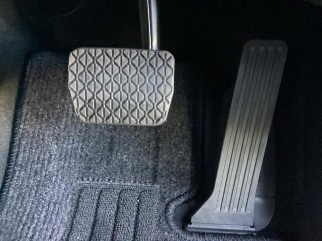 ”負担を感じることなく正確にペダルを操作することが出来ます。体格に関係なく自然でリラックスした運転姿勢をとることが可能です♪”