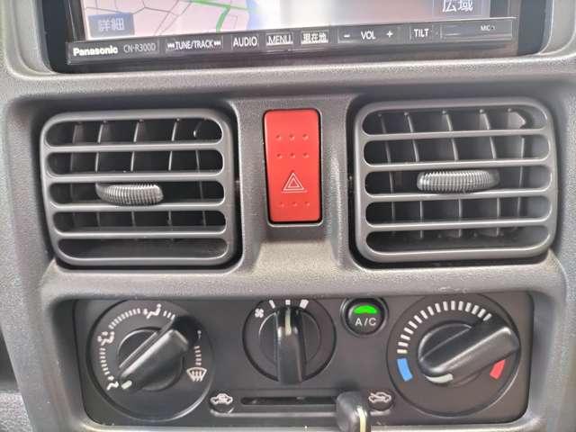 NT100クリッパートラック GX 衝突軽減システム ETC付き 切替4WD パワーウインド キーレスエントリー ドライブレコーダー ナビテレビ AC 記録簿 パワーステアリング レーンキープ エアバッグ ABS 助手席エアバック(10枚目)
