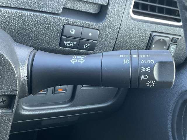 セレナ ２．０　ハイウェイスター　Ｖセレクション＋ＳａｆｅｔｙＩＩ　Ｓ－ＨＹＢＲＩＤ　踏み間違い防止装置　Ｒカメラ　インテリジェントキー　レーンキープ　パワーステアリング　ＥＴＣ　クルーズコントロール　ワンセグテレビ　メモリーナビ　ナビＴＶ　ＡＢＳ　キーフリー　パワーウィンドウ　アルミ（9枚目）