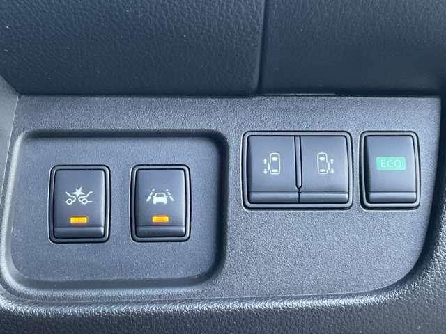 セレナ ２．０　ハイウェイスター　Ｖセレクション＋ＳａｆｅｔｙＩＩ　Ｓ－ＨＹＢＲＩＤ　踏み間違い防止装置　Ｒカメラ　インテリジェントキー　レーンキープ　パワーステアリング　ＥＴＣ　クルーズコントロール　ワンセグテレビ　メモリーナビ　ナビＴＶ　ＡＢＳ　キーフリー　パワーウィンドウ　アルミ（16枚目）