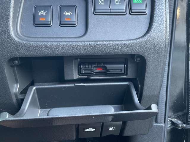 セレナ ２．０　ハイウェイスター　Ｖセレクション＋ＳａｆｅｔｙＩＩ　Ｓ－ＨＹＢＲＩＤ　踏み間違い防止装置　Ｒカメラ　インテリジェントキー　レーンキープ　パワーステアリング　ＥＴＣ　クルーズコントロール　ワンセグテレビ　メモリーナビ　ナビＴＶ　ＡＢＳ　キーフリー　パワーウィンドウ　アルミ（17枚目）