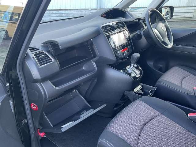 セレナ ２．０　ハイウェイスター　Ｖセレクション＋ＳａｆｅｔｙＩＩ　Ｓ－ＨＹＢＲＩＤ　踏み間違い防止装置　Ｒカメラ　インテリジェントキー　レーンキープ　パワーステアリング　ＥＴＣ　クルーズコントロール　ワンセグテレビ　メモリーナビ　ナビＴＶ　ＡＢＳ　キーフリー　パワーウィンドウ　アルミ（20枚目）