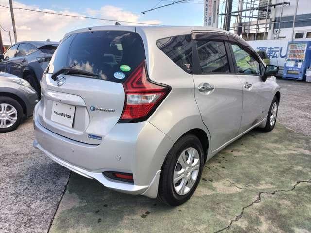 ノート e-パワー X 360°カメラ 記録簿付 Rカメラ 運転席助手席エアバック レーンキープ AUTOエアコン 盗難防止システム サイドカメラ 運転席エアバッグ キーレスエントリー LEDヘッド ETC車載器 パワステ(3枚目)