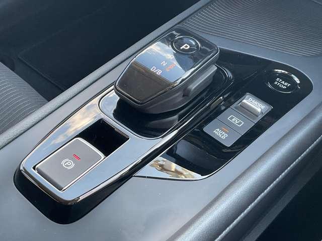 ノート Ｘ　リアカメラ　衝突被害軽減ブレ－キ　レーンアシスト　インテリジェントキー　整備記録簿　盗難防止システム　ワンセグＴＶ　ＴＶナビ　メモリーナビ　パワーウィンドウ　オートエアコン　キーレス　運転席エアバッグ（15枚目）