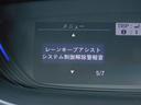 ＬＫＡＳ（車線維持支援システム）車両が車線の中央に沿って走行できるように、高速道路などでのステアリング操作を支援し、運転負荷軽減を図ります