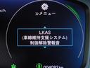 LKAS(車線維持支援システム)車両が車線の中央に沿って走行できるように、高速道路などでのステアリング操作を支援し、運転負荷軽減を図ります