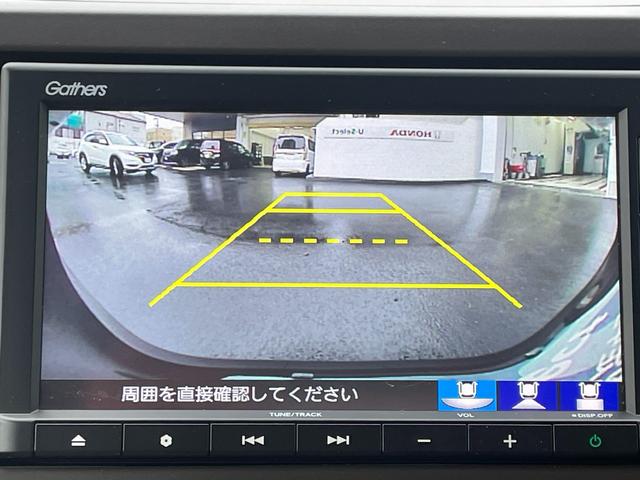 車庫入れ時に安心のバックカメラがついています。