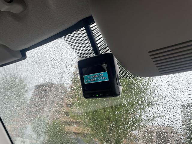 フロントガラスにドライブレコーダーがついています。