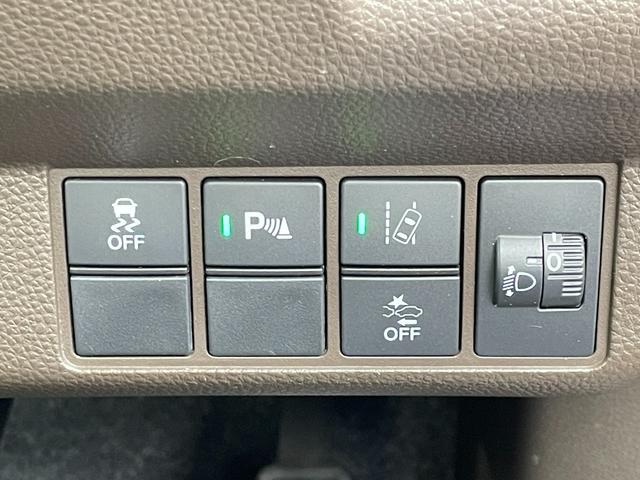 運転席右下に衝突軽減ブレーキ【ＣＭＢＳ】のスイッチやパーキングセンサーのスイッチ等がついています。