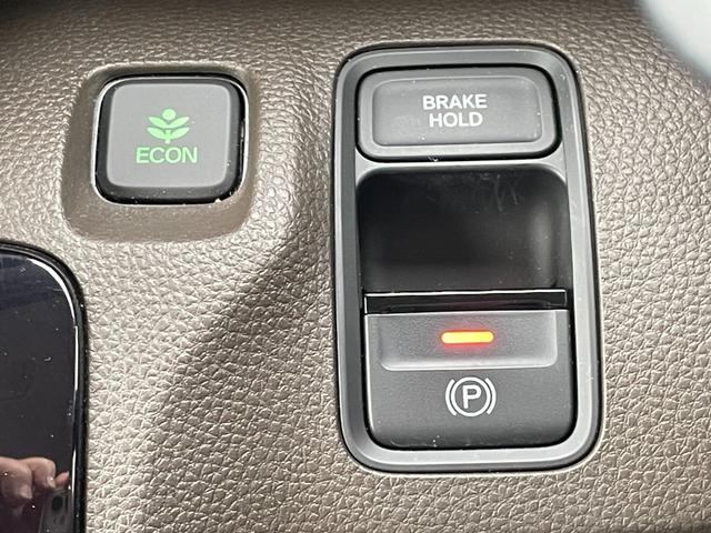 シフトレバー横に電子パーキングのスイッチやブレーキホールドのスイッチ等がついています。