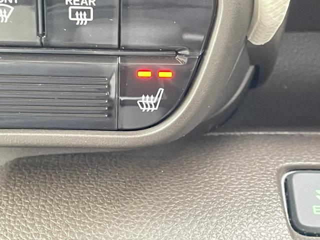 エアコンスイッチ端にシートヒーターのスイッチがついています。