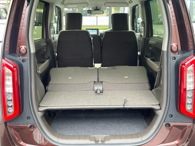 後席シートは簡単操作で倒す事ができ、荷室空間が更に広がります。
