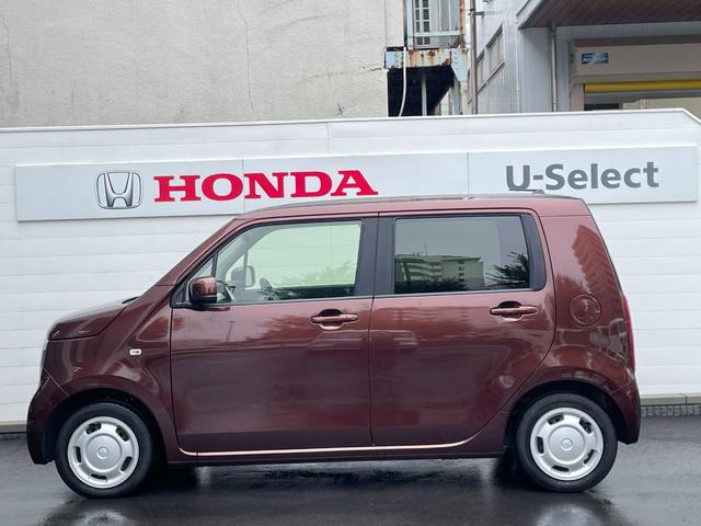 リアガラスはプライバシーガラスになっています。