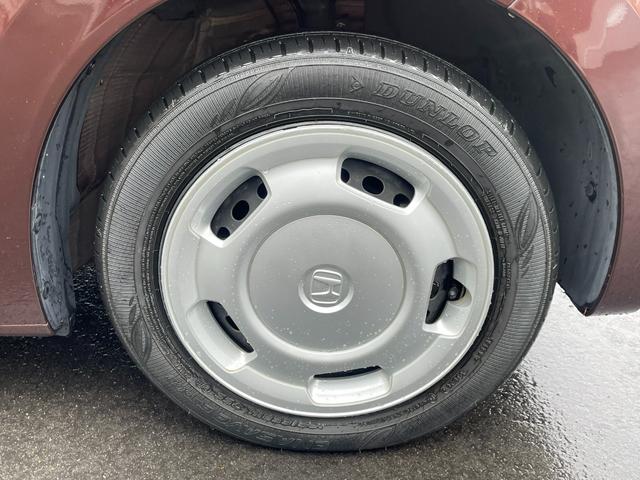 フロントタイヤの写真です。フルホイールキャップ仕様になっています。