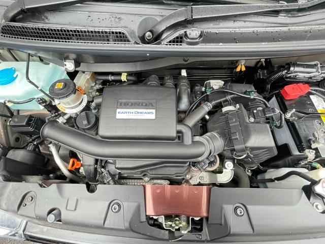 エンジンルームの写真です。当店のサービスマンがしっかり整備、点検してからお届けします。