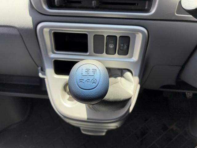 ハイゼットカーゴ クルーズターボリミテッド カスタム仕様!ハイルーフ!禁煙車!ターボ!5速マニュアル!SEIN SSアルミホイール!ドライブレコーダー!ディーラーオプションオーバーヘッドコンソール!キーレスエントリー!電動格納ミラー!フォグ!(59枚目)