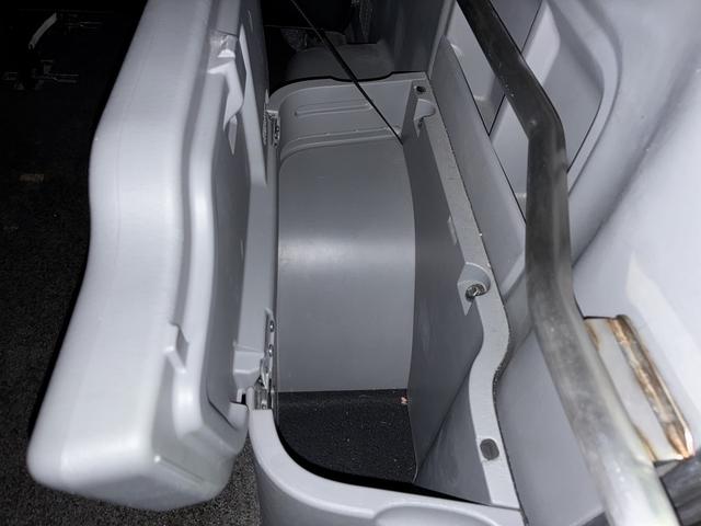 ハイエースワゴン ＧＬ　４ＷＤ☆ミドルルーフ☆ワイドボディ☆ナビ☆ＴＶ☆ＢＴ☆ＤＶＤ☆バックカメラ☆Ａｌｐｉｎｅ１０．２インチフリップダウン☆荷室ベットキット☆ＢＦグッドリッチホワイトレターＡＴタイヤ☆革シートカバー☆（50枚目）