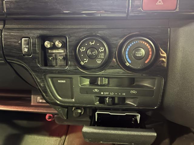 ハイエースワゴン ＧＬ　４ＷＤ☆ミドルルーフ☆ワイドボディ☆ナビ☆ＴＶ☆ＢＴ☆ＤＶＤ☆バックカメラ☆Ａｌｐｉｎｅ１０．２インチフリップダウン☆荷室ベットキット☆ＢＦグッドリッチホワイトレターＡＴタイヤ☆革シートカバー☆（77枚目）
