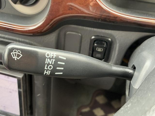 ミラジーノ ジーノ　禁煙車！ストラーダメモリーナビ！Ｂｌｕｅ　ｔｏｏｔｈ！前後メッキバンパー！メッキリング１３インチホイール！ローダウン！ウッドコンビハンドル！ウッドパネル！キーレス！２トーンカラー！（17枚目）