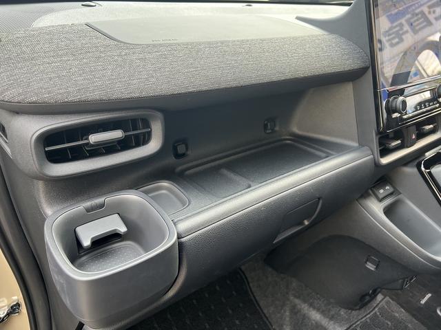 シエンタ ハイブリッドＺ　トヨタセーフティセンス☆トヨタチームメイト☆アドバンスドパーク☆透視パノラミックビュー☆純正１０．５インチナビ☆フルセグＴＶ☆純正後席１２．１インチフリップダウン☆シートヒーター・ステアヒーター☆（56枚目）