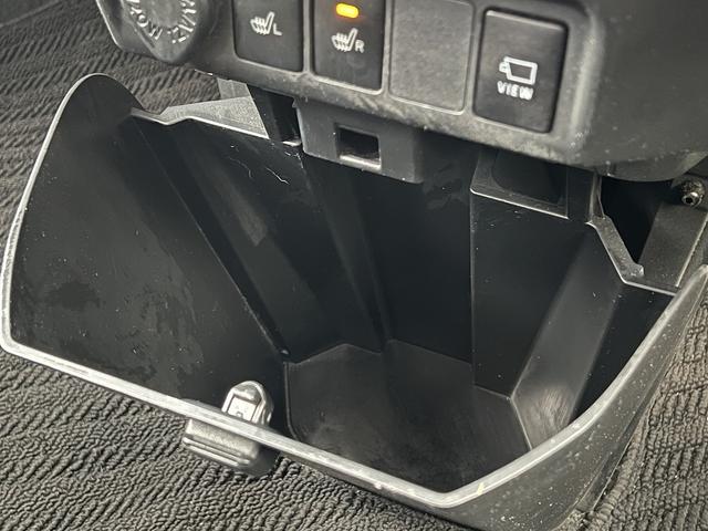 トール カスタムＧ　リミテッド　ＳＡＩＩＩ　８インチナビ☆フルセグＴＶ☆ＵＳＢ☆ＢＴ☆全方位カメラ☆前席シートヒーター☆両側パワースライドドア☆後席サンシェード☆左右シートバックテーブル☆ＥＴＣ☆ステアリングリモコン☆革巻きステア☆（34枚目）