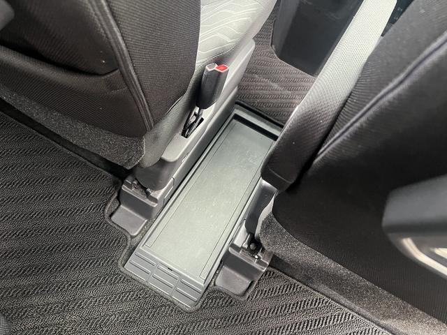 トール カスタムＧ　リミテッド　ＳＡＩＩＩ　８インチナビ☆フルセグＴＶ☆ＵＳＢ☆ＢＴ☆全方位カメラ☆前席シートヒーター☆両側パワースライドドア☆後席サンシェード☆左右シートバックテーブル☆ＥＴＣ☆ステアリングリモコン☆革巻きステア☆（45枚目）