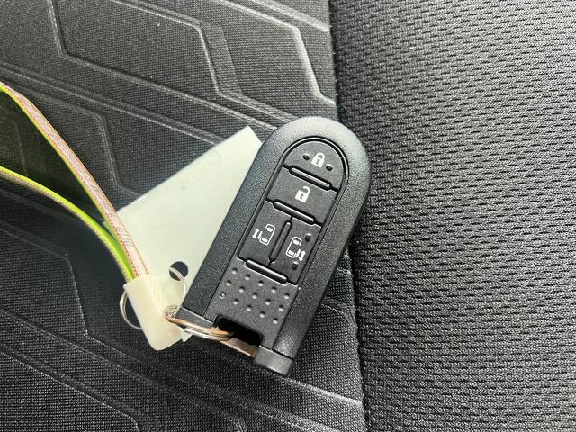 トール カスタムＧ　リミテッド　ＳＡＩＩＩ　８インチナビ☆フルセグＴＶ☆ＵＳＢ☆ＢＴ☆全方位カメラ☆前席シートヒーター☆両側パワースライドドア☆後席サンシェード☆左右シートバックテーブル☆ＥＴＣ☆ステアリングリモコン☆革巻きステア☆（63枚目）