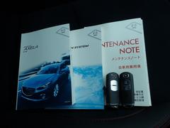 当社下取りワンオーナー車！記録簿・取扱説明書あります☆アドバンストキーも付いてます。カギを取り出すことなく車のドアの開け閉めからエンジン始動まで出来ますので便利な装備です☆ 6