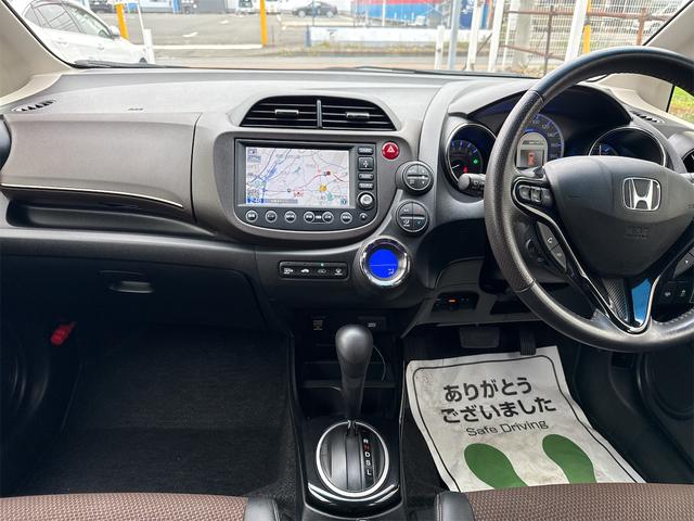 フィットシャトルハイブリッド ハイブリッド・ナビプレミアムセレクション　禁煙車　ＨＤＤナビ　バックカメラ　ワンセグ　ＤＶＤ　ハーフレザーシート　ＨＩＤ　ＥＴＣ　クルーズコントロール　横滑り防止装置　スマートキー　社外１５インチＡＷ　タイミングチェーン（10枚目）
