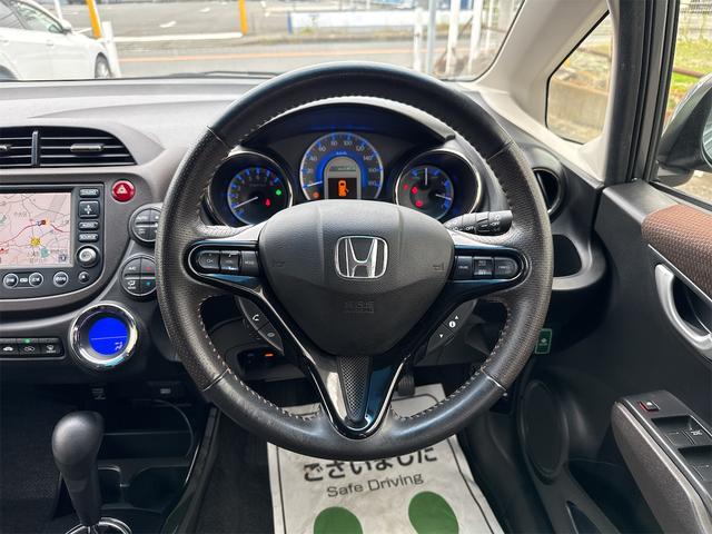 フィットシャトルハイブリッド ハイブリッド・ナビプレミアムセレクション　禁煙車　ＨＤＤナビ　バックカメラ　ワンセグ　ＤＶＤ　ハーフレザーシート　ＨＩＤ　ＥＴＣ　クルーズコントロール　横滑り防止装置　スマートキー　社外１５インチＡＷ　タイミングチェーン（12枚目）