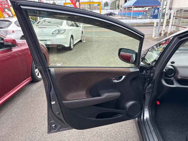 フィットシャトルハイブリッド ハイブリッド・ナビプレミアムセレクション　禁煙車　ＨＤＤナビ　バックカメラ　ワンセグ　ＤＶＤ　ハーフレザーシート　ＨＩＤ　ＥＴＣ　クルーズコントロール　横滑り防止装置　スマートキー　社外１５インチＡＷ　タイミングチェーン（29枚目）