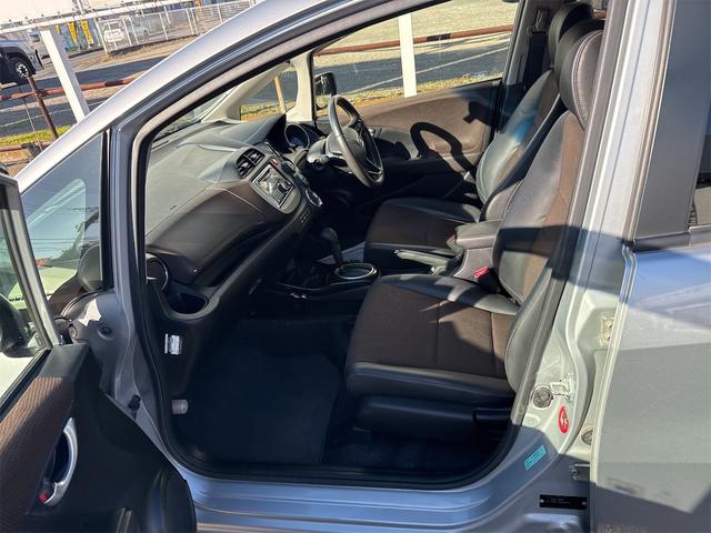 フィットシャトルハイブリッド ハイブリッド・スマートセレクション 禁煙車 USB接続 CD ハーフレザーシート HID ETC スマートキー 横滑り防止装置 社外15インチAW タイミングチェーン(27枚目)