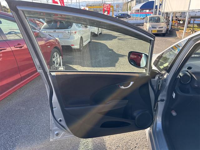 フィットシャトルハイブリッド ハイブリッド・スマートセレクション 禁煙車 USB接続 CD ハーフレザーシート HID ETC スマートキー 横滑り防止装置 社外15インチAW タイミングチェーン(29枚目)