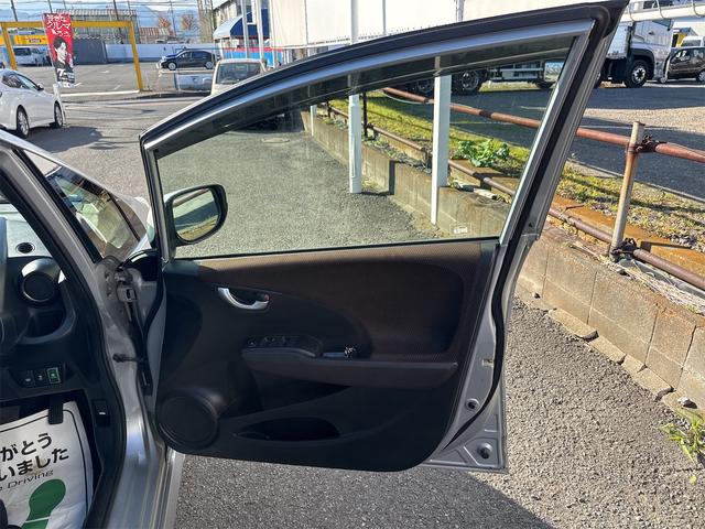 フィットシャトルハイブリッド ハイブリッド・スマートセレクション 禁煙車 USB接続 CD ハーフレザーシート HID ETC スマートキー 横滑り防止装置 社外15インチAW タイミングチェーン(35枚目)