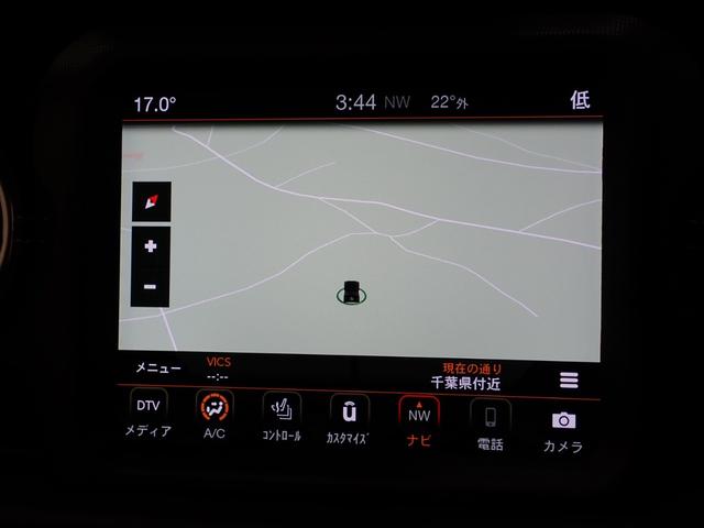 ジープ・ラングラーアンリミテッド サハラ・サージグリーン　認定中古車保証　サージグリーン　４ＷＤ　ＥＴＣ２．０　ＡｐｐｌｅＣａｒｐｌａｙ　ＡｎｄｒｏｉｄＡｕｔｏ　アンリミテッドサージグリーン　純正１８インチアルミホイール（6枚目）